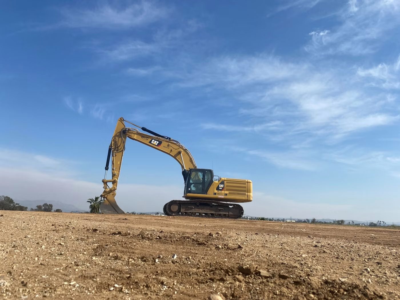 Excavadora en faena de movimiento de tierra